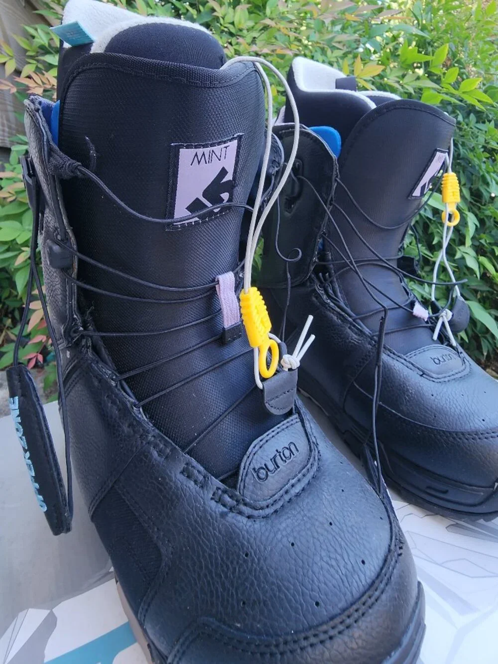 EUC BURTON Women's MINT snowboard boots size 8